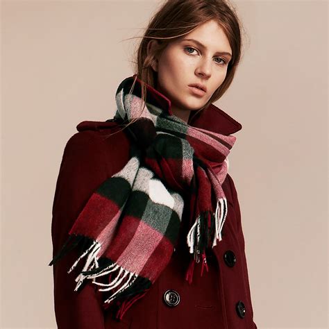 what to wear with burberry scarf|Burberry scarf style.